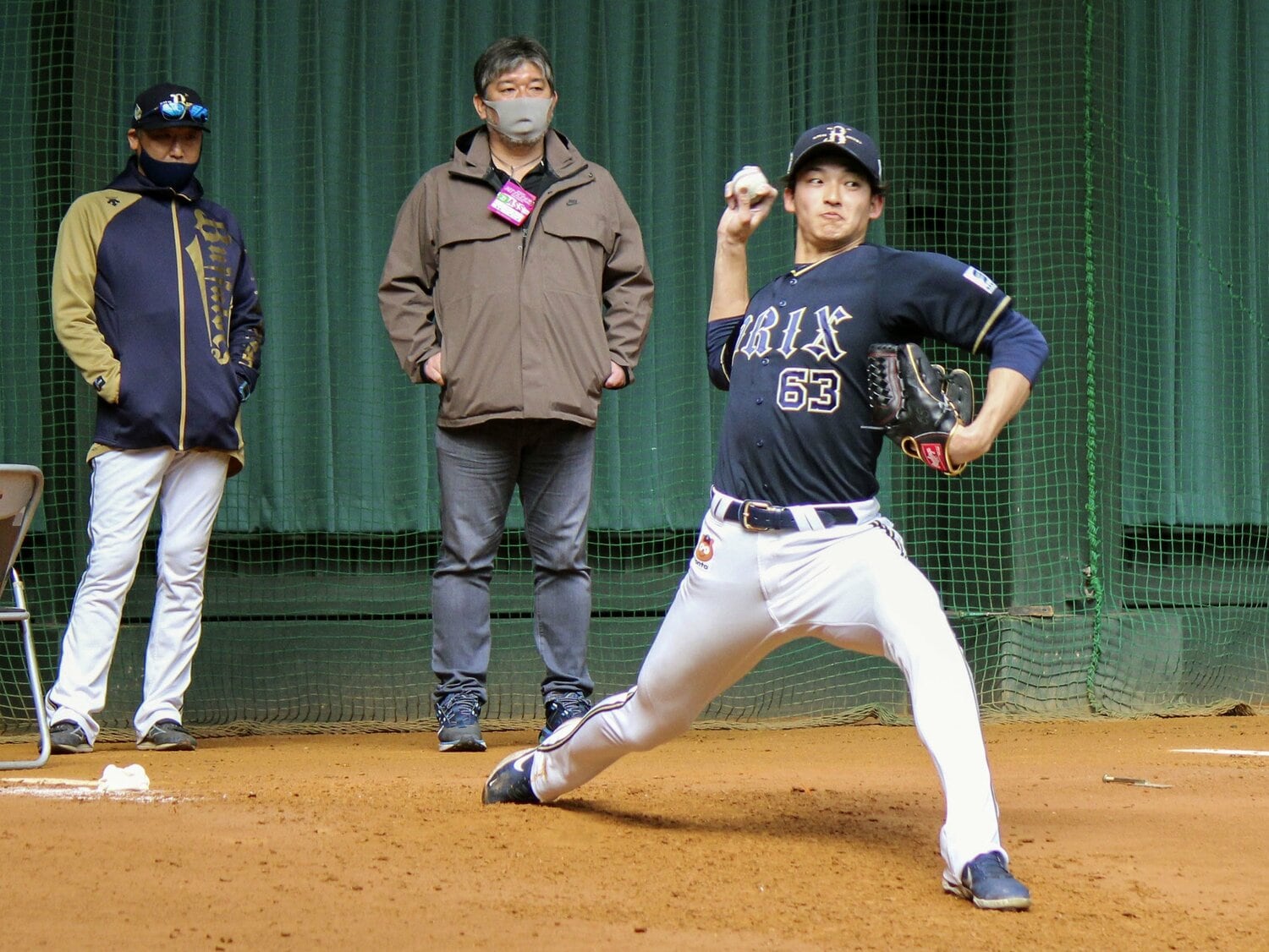 2月の宮崎キャンプ、野茂英雄さん（後方）にフォークを習った山崎颯一郎。侍ジャパンが準々決勝で対決するのは、奇しくもドジャース時代の野茂さんがバッテリーを組んだピアザ監督が率いるイタリアだ　©︎KYODO