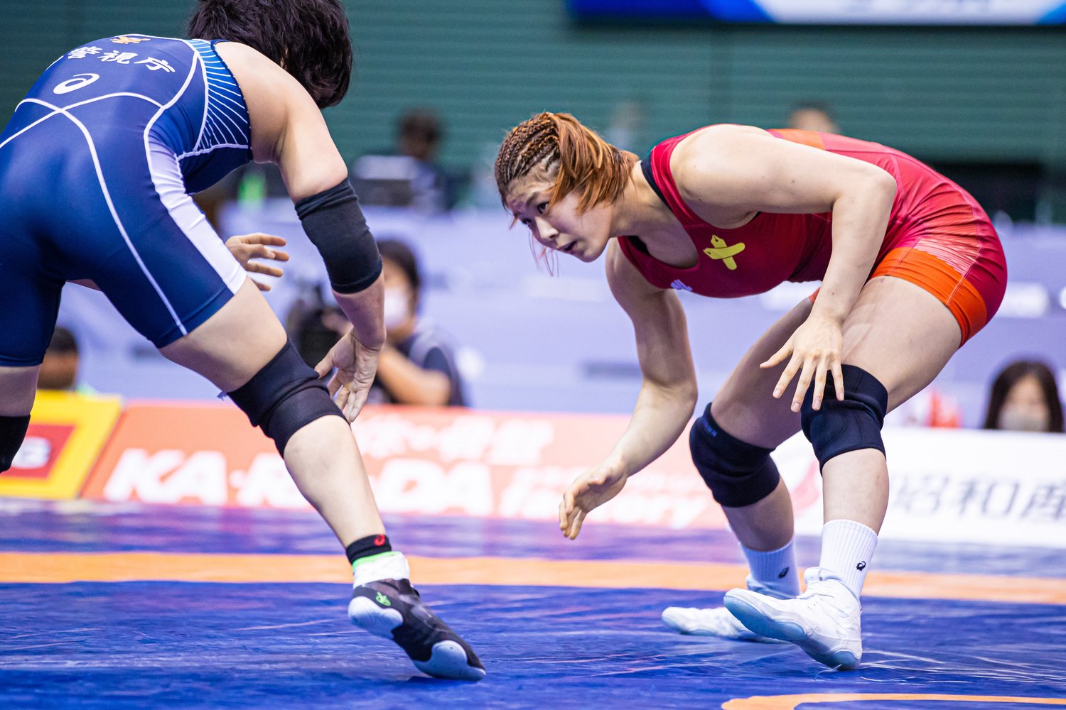 決勝で坂野結衣（左）と対戦した尾崎