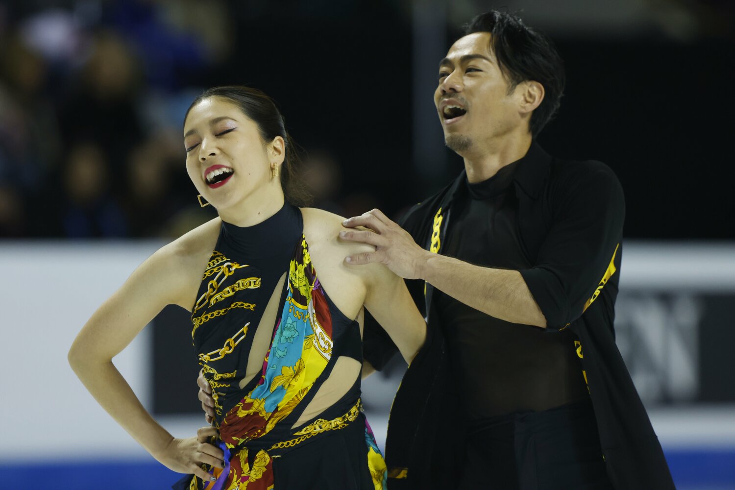 リズムダンスの演技を終えた二人。高橋は村元に「大丈夫」と話していた　©JIJI PRESS