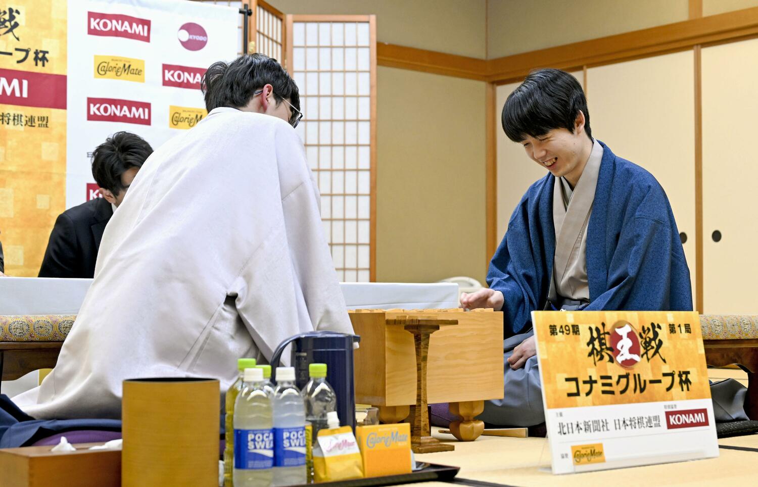 持将棋となった棋王戦第1局。感想戦では藤井が笑みを浮かべる場面も　©Kyodo News
