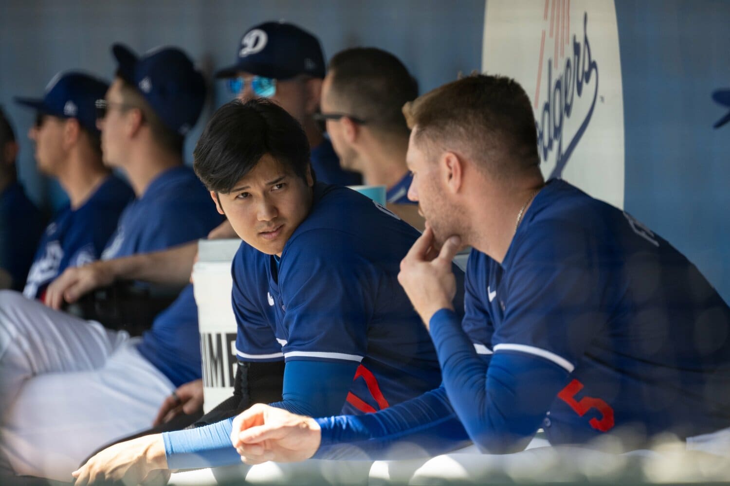 ベンチでチームメイトと話す大谷翔平　©Nanae Suzuki