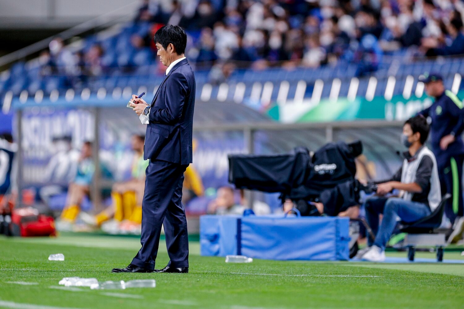 オーストラリア戦の試合中にメモを取る森保監督
