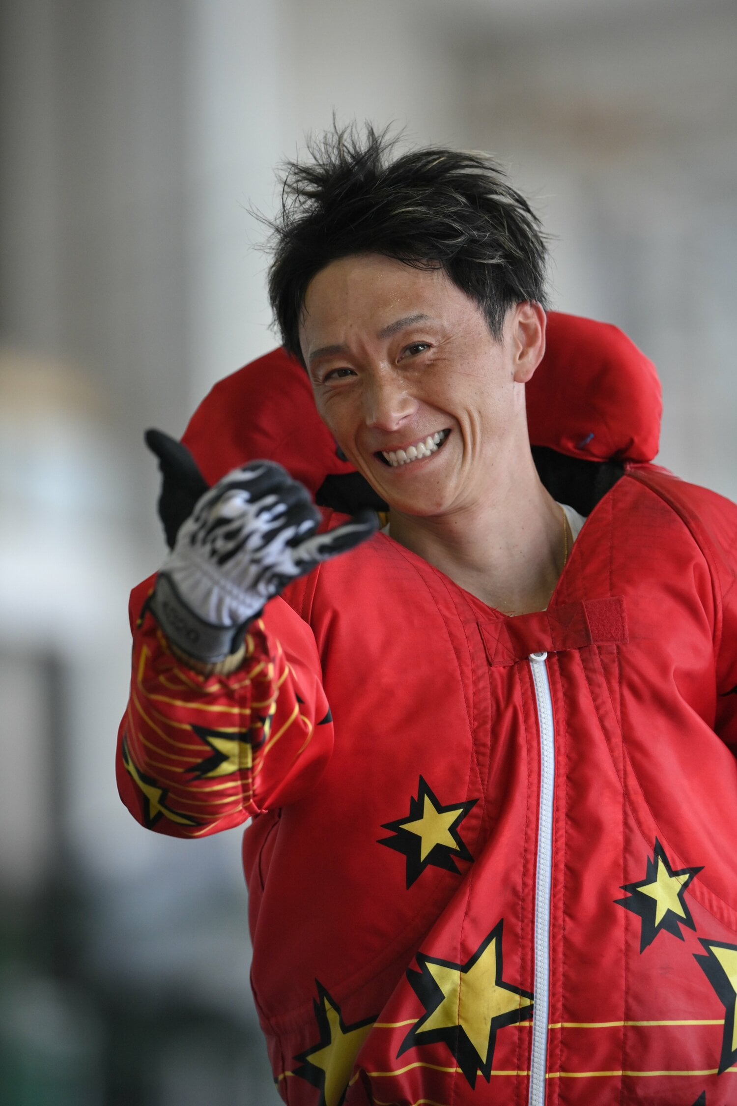 代名詞の「アロハポーズ」を決める峰　©日本モーターボート競走会