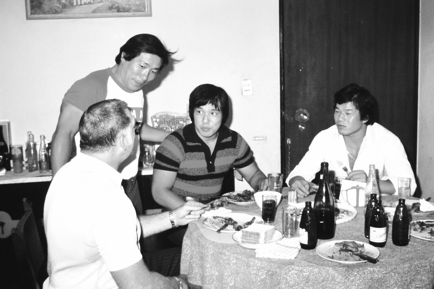 試合後の浜田家での会食で。左からカール・ゴッチ、グラン浜田、佐山サトル、藤波辰巳。1978年8月13日 ©Essei Hara