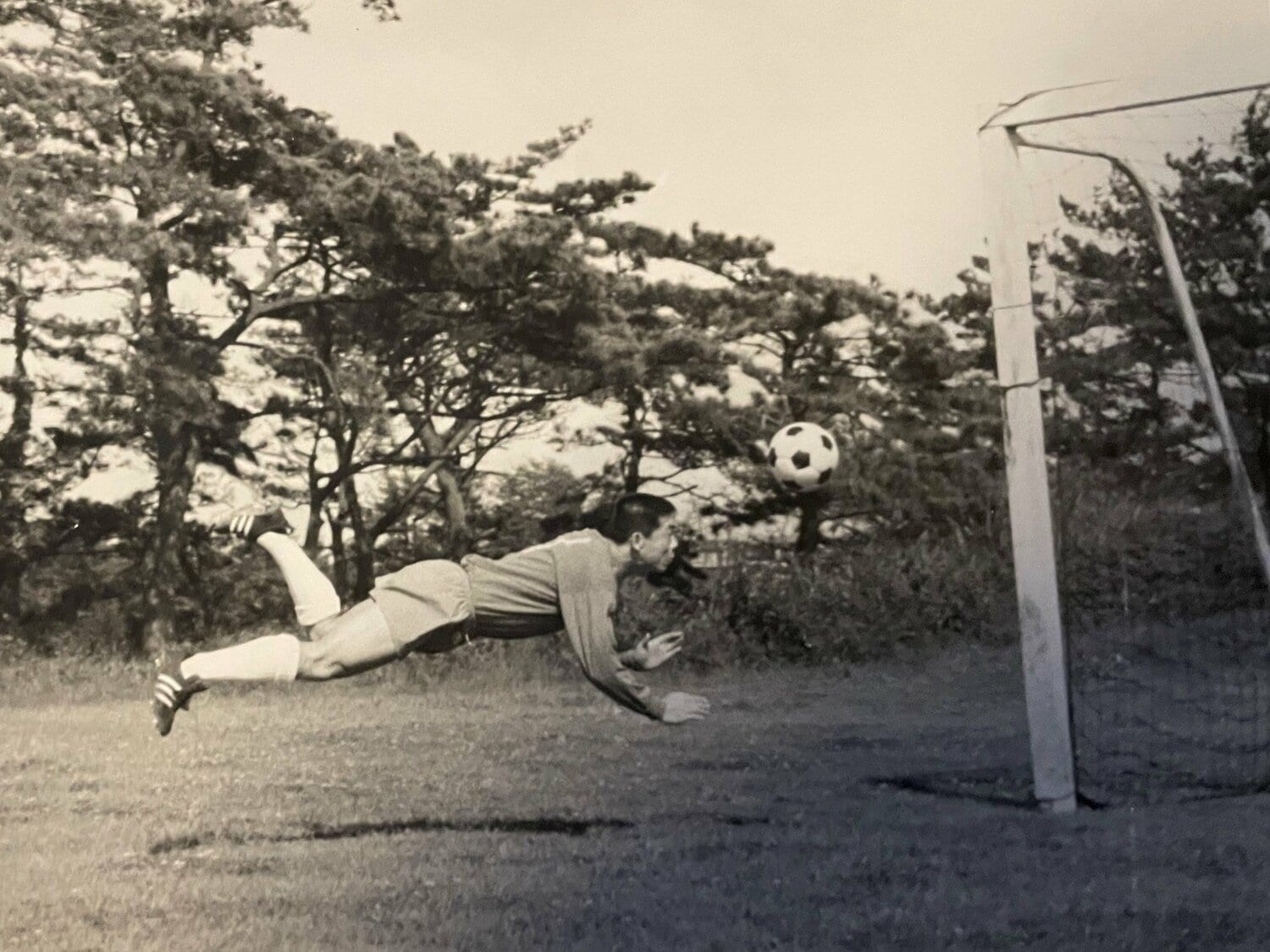 クラマーに教わったダイビングヘッドを練習する杉山隆一（本人提供）