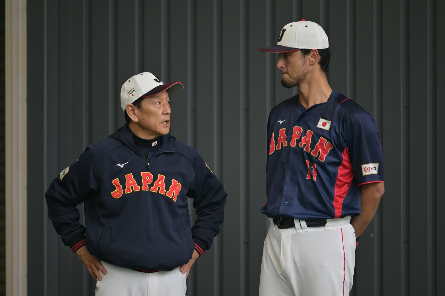 手を後ろに組み、栗山監督と会話をかわすダルビッシュ　©Hideki Sugiyama