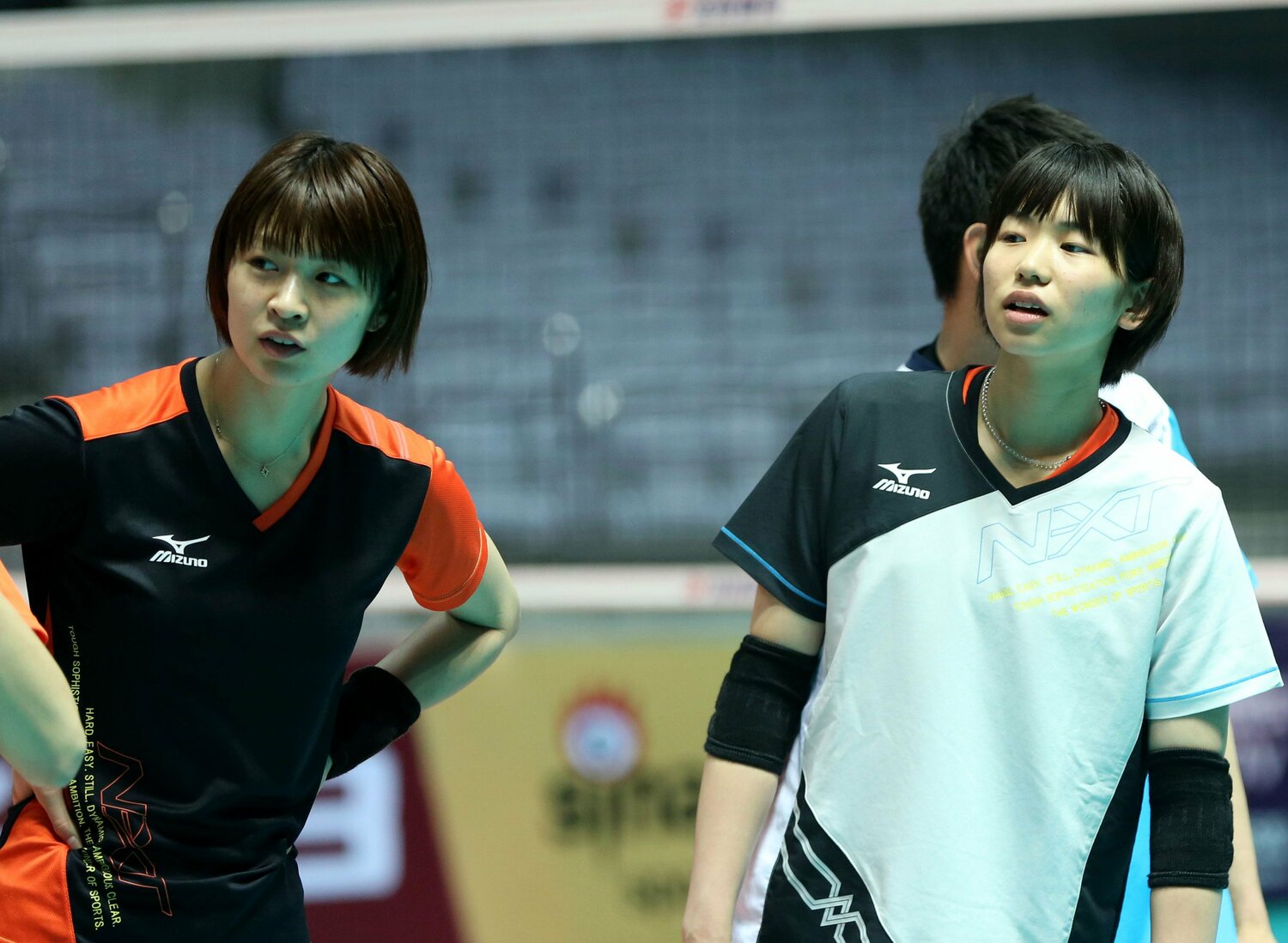 日本代表の合宿に参加する木村沙織（左）と古賀紗理那（2016年）　©︎AFLO