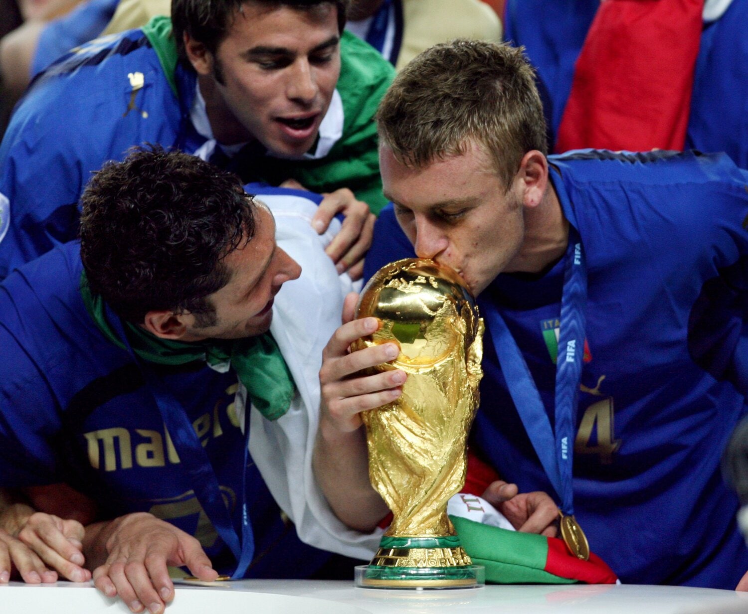 06年W杯、優勝トロフィーにキスするデロッシ。左はマテラッツィ　©AFP/JIJI PRESS