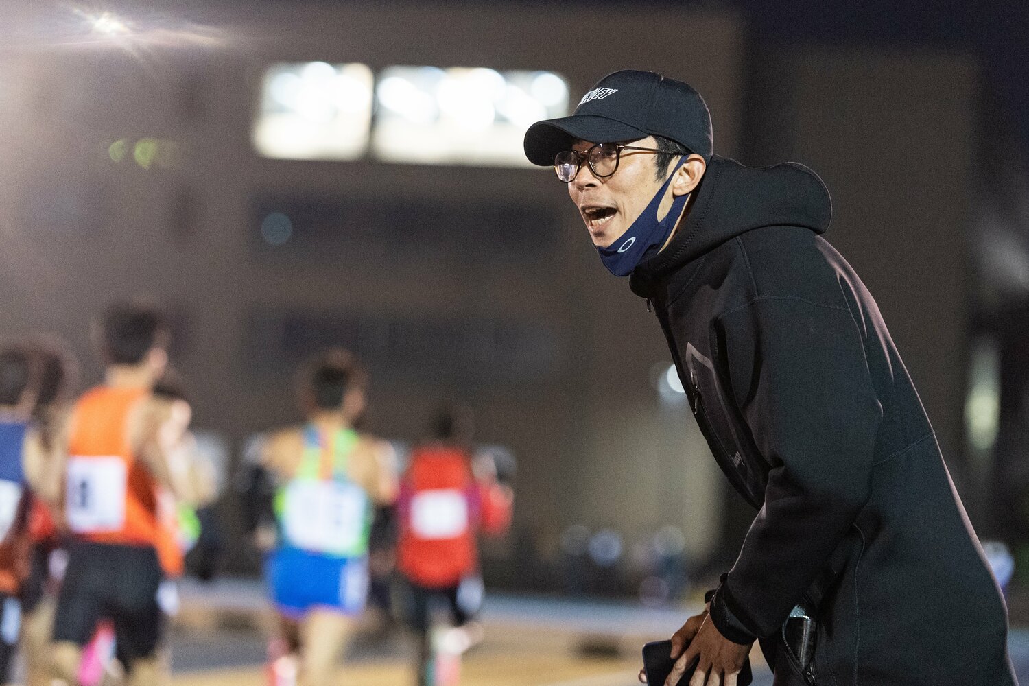 12月4日に行われた日体大記録会には、選手たちに声をかけ続ける徳本監督の姿があった。今井も徳本の言葉に救われたという　©Nanae Suzuki