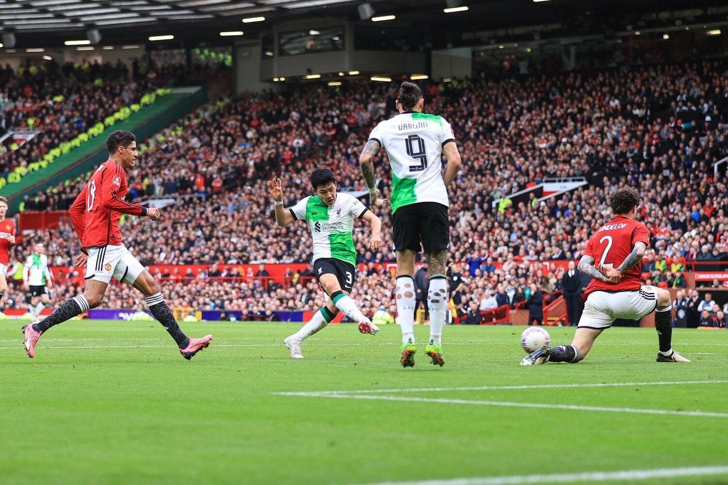 3月17日のFAカップ準々決勝。遠藤航が得点を決めるも、VARでオフサイドの判定。“幻のゴール”となった　©Getty Images