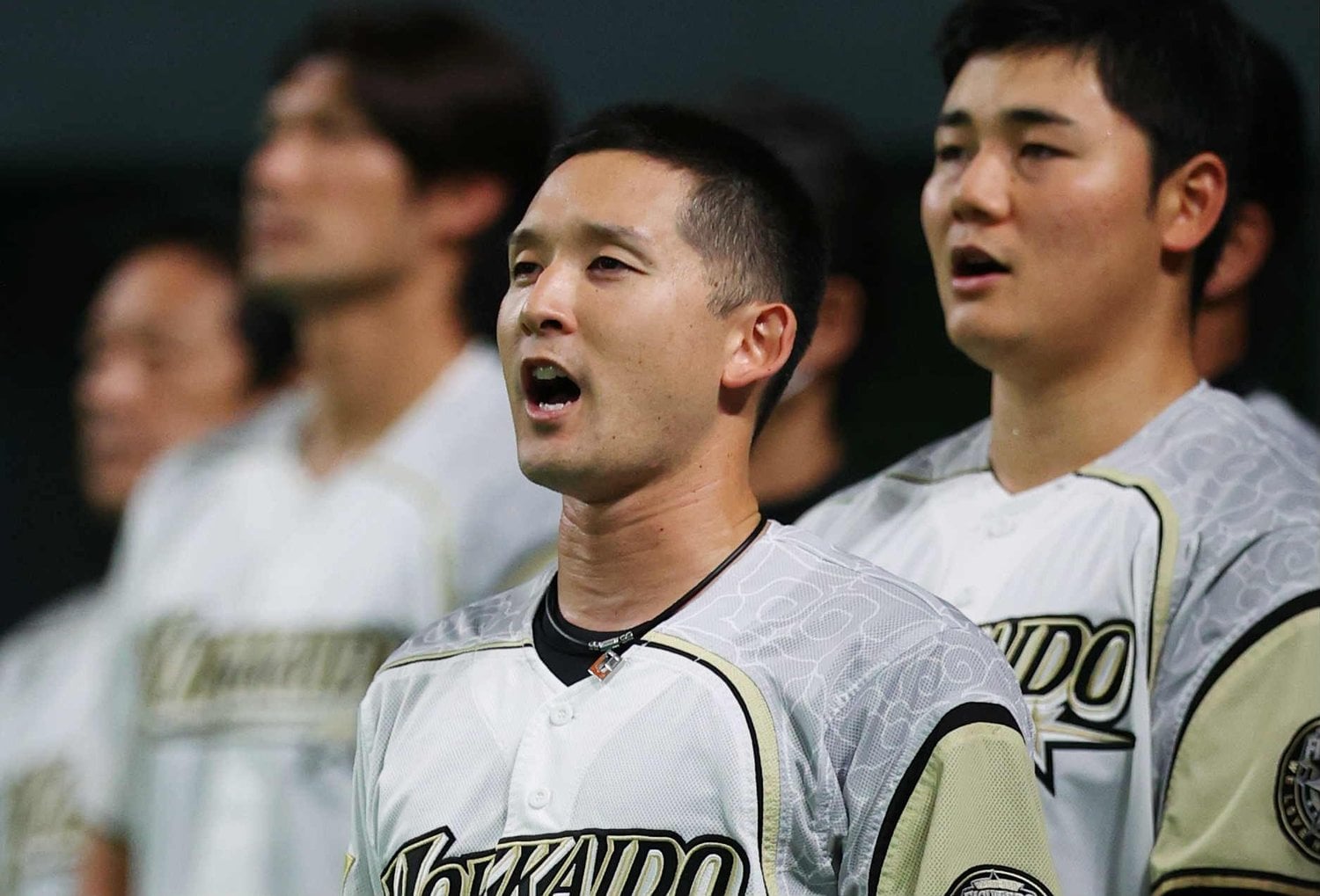 大声で国歌を歌う杉谷拳士　©︎JIJI PRESS