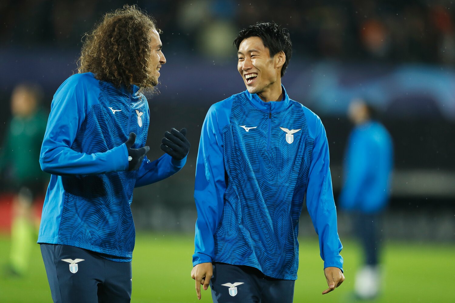 ポジション争いのライバルであるゲンドゥージと談笑する鎌田　©Mutsu Kawamori