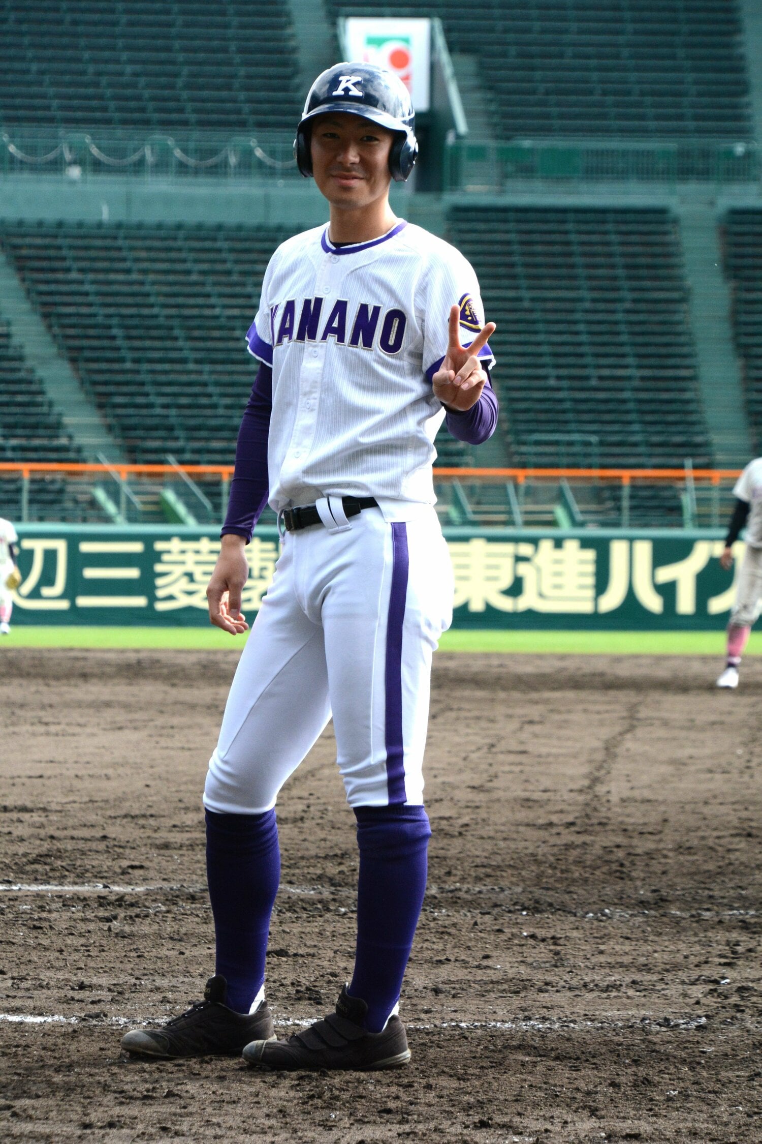 カメラに笑顔でピースをする菊地彪吾　©Yoshihiro Ando