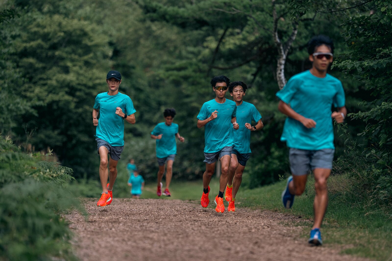 クロスカントリーコースでの距離走 photograph by NIKE