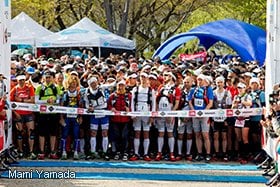 スタートラインにつく選手たち。会場は「お祭り」のような雰囲気だった。