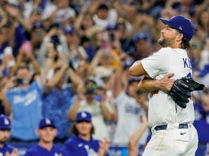 「内容もひどくない」なぜカーショウ37歳は“速球145キロ未満”に衰えてもドジャースの窮地を救ったか…引退に涙フリーマン「それでも史上最高だ」