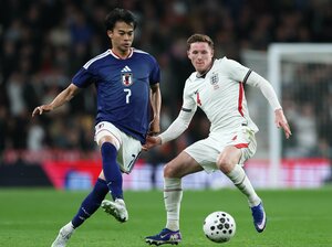 アンダーソンをいなしてパスを出す三笘薫。英国人記者に日本代表評を聞いた
