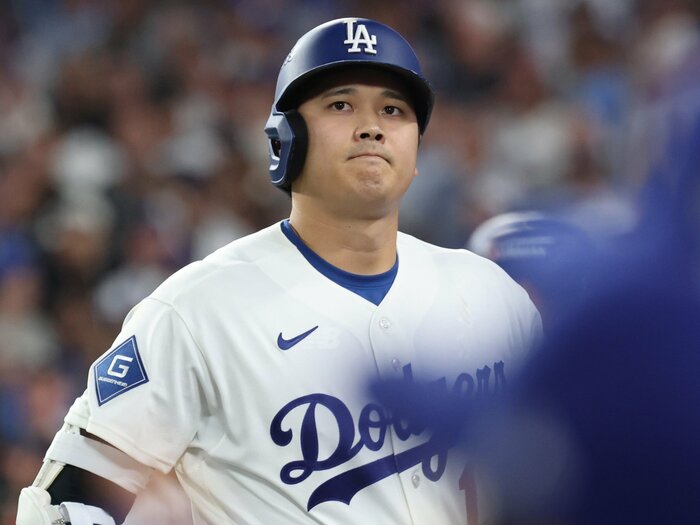 「敗北の瞬間バットを握ったまま」しかし大谷翔平は取材終了後ふと笑った…復活弾もドジャース3連覇の夢が潰えた夜、山本由伸にかけた何気ない一言とは＜Number Web＞ photograph by Sean M. Haffey/Getty Images