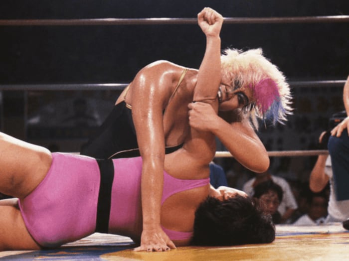 「全女は“プロレス”ではない」極悪女王で描かれた隠語“ブック”とは? ジャガー横田&ブル中野が明かす全女のウラ側「本当だと思われたら私は残念」<Number Web> photograph by 東京スポーツ/アフロ