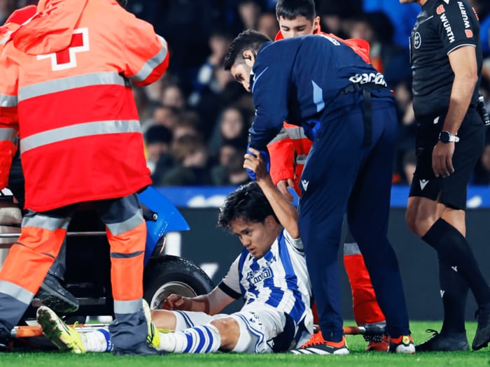 久保建英ケガの瞬間…じつは“バルサ選手もガク然”「9日間で3戦300分超→中4日スタメン」「昨日タケ、残念だったな」撮影カメラマンが見た全事実＜Number Web＞ photograph by Daisuke Nakashima