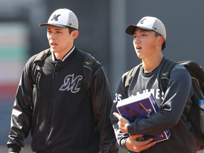 「ビデオ通話の向こうでドジャースの帽子を…」佐々木朗希を慕うロッテの20歳右腕が語る「野球以外の余白がない」“朗希先輩”のストイック素顔＜Number Web＞ photograph by SANKEI SHIMBUN