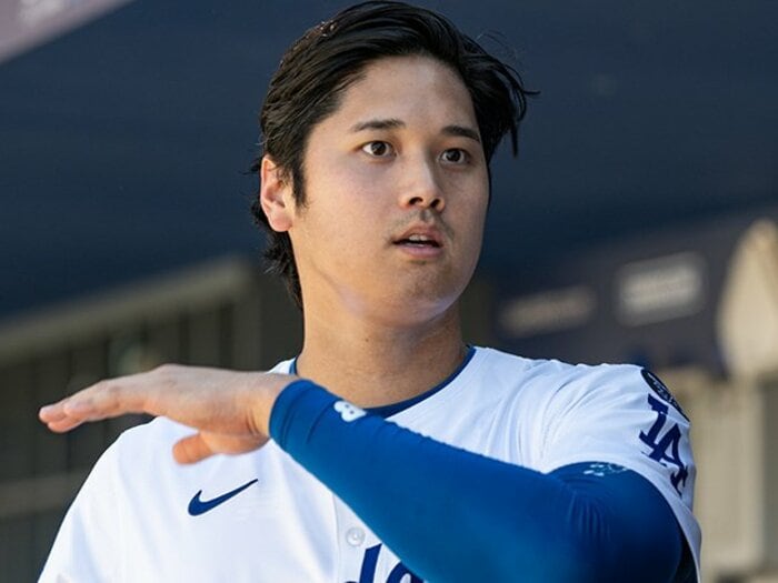 ドジャースPS舞台裏…不振と騒がれた大谷翔平がアイアトン通訳、捕手ロートベットに“謎のハイテンション”「キレイに勝てる試合ばかりでは」＜Number Web＞ photograph by Nanae Suzuki