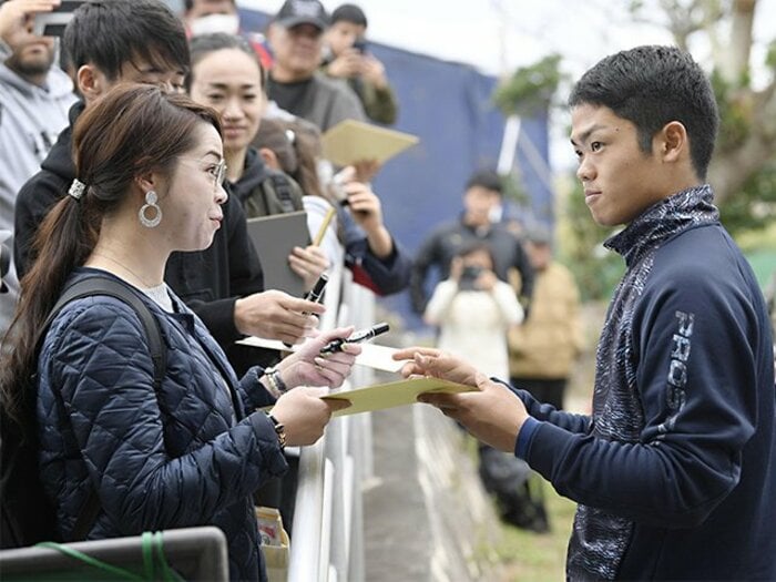 まさに「国民の息子」。根尾昂がメディアもファンも惹きつける理由。<Number Web> photograph by Kyodo News