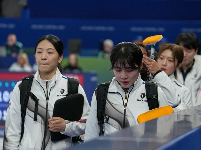 5位転落、韓国でも再燃…カーリング女子“選考問題”「野球やサッカーのようにベストメンバーを選ぶべき？」韓国が報じた“2勝7敗”フォルティウスへの見解＜Number Web＞ photograph by AP/AFLO