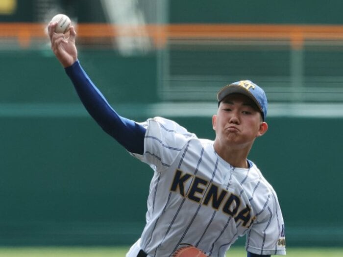 「兄弟？ と何度も聞かれた」ロッテ・石垣元気が石垣聡志（健大高崎）に送った言葉…母校の準優勝が励み「いつ一軍に呼ばれてもいいように」ドラ１右腕の今＜Number Web＞ photograph by JIJI PRESS