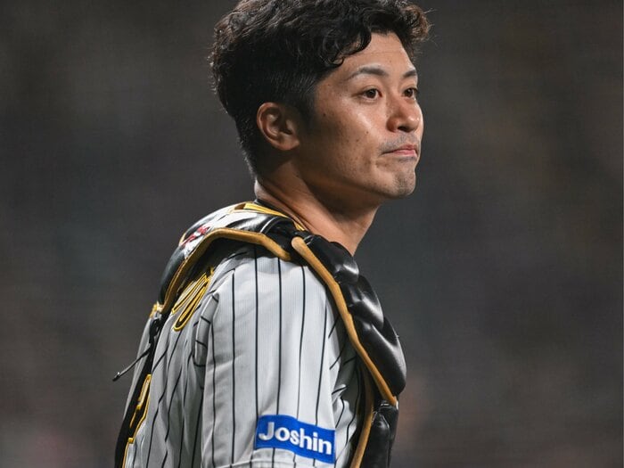 《38年ぶり日本一》阪神キャッチャー・坂本誠志郎が失点後にマウンドに行かない“納得のワケ”…「僕の場合はヘッドワークが勝負なので」<Number Web> photograph by Nanae Suzuki