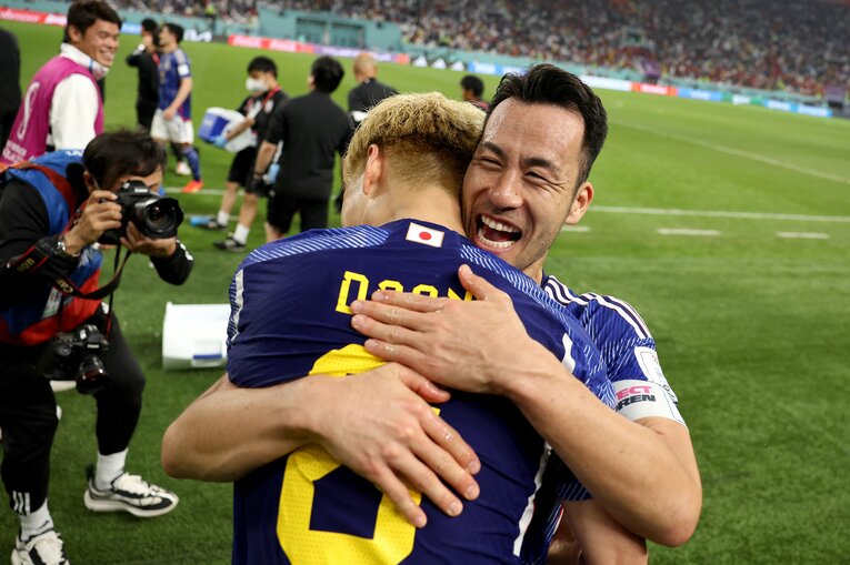スペイン戦後、同点ゴールを決めた堂安を祝福する吉田　©Getty Images