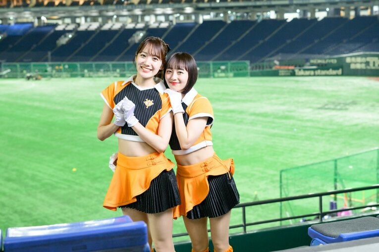 巨人の公式マスコットガール「VENUS」で活躍中の大倉かりんさんと高坂咲舞さん　©Miki Fukano