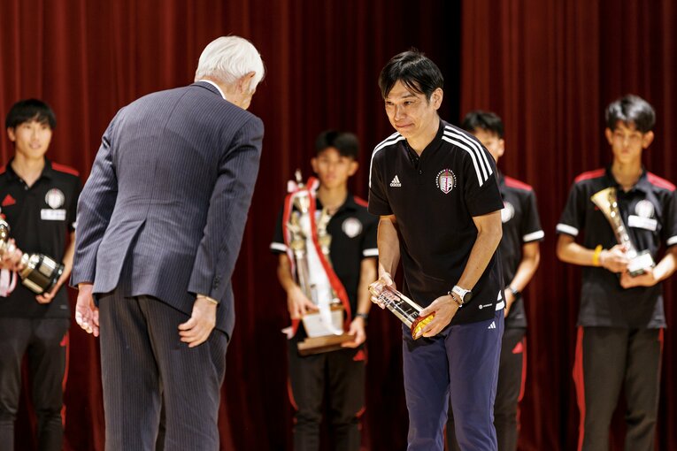 第56回全日本大学駅伝、表彰式での國學院大チーム　©Kiichi Matsumoto