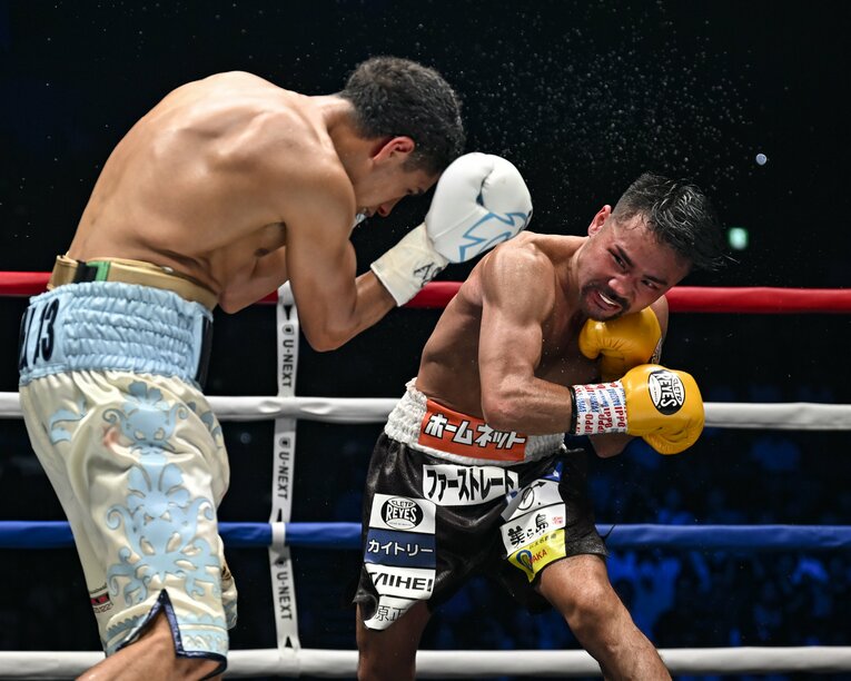 バルガスを攻め込む比嘉大吾。4回にダウンを奪い、最終盤までリードを築いていた　©Hiroaki Finito Yamaguchi