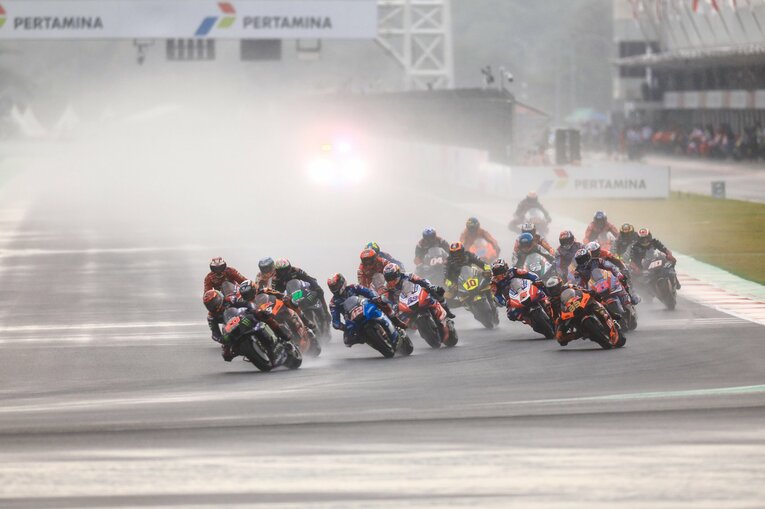 オリベイラ（#88）は抜群のスタートで前に出た photograph by Satoshi Endo