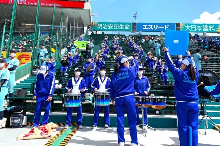 “繰り上げ出場”もアルプスで見事な演奏を披露した近江高校吹奏楽部。なぜ対応できたのか？ ／ photograph by Yukiko Umetsu