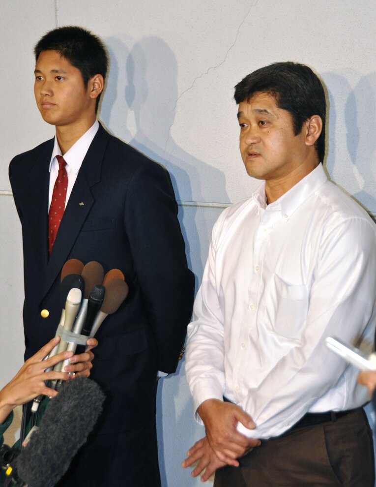 2012年10月、米大リーグ挑戦を表明した花巻東高校時代の大谷翔平（右は父の徹さん）。その後ドラフトで日本ハムの単独1位指名を受け、入団　©JIJI PRESS