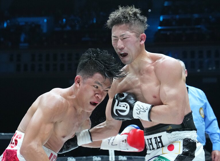 井上拓真の愚直なボディ攻撃に顔を歪めるアンカハス　©Naoki Fukuda