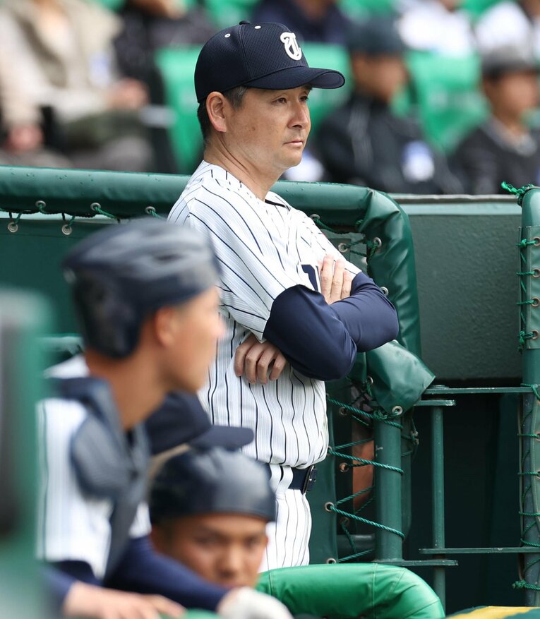 東北高の我妻監督　©Sankei Shimbun