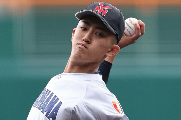 横浜高校2年生の織田翔希。“松坂大輔2世”との一部報道もあるが、地に足のついた考えでマウンドに立っている ／ photograph by JIJI PRESS