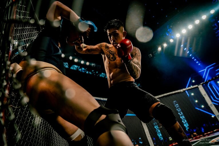 有井を金網際に詰めると…　©BreakingDown