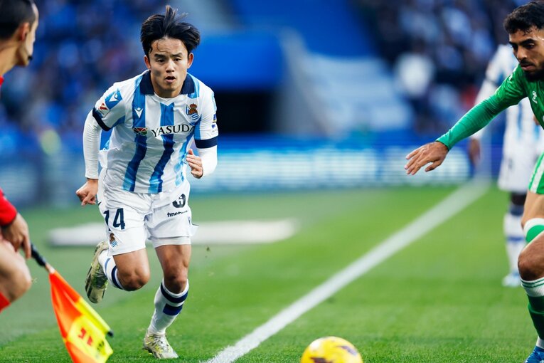 サイドライン上を果敢に駆け上がる