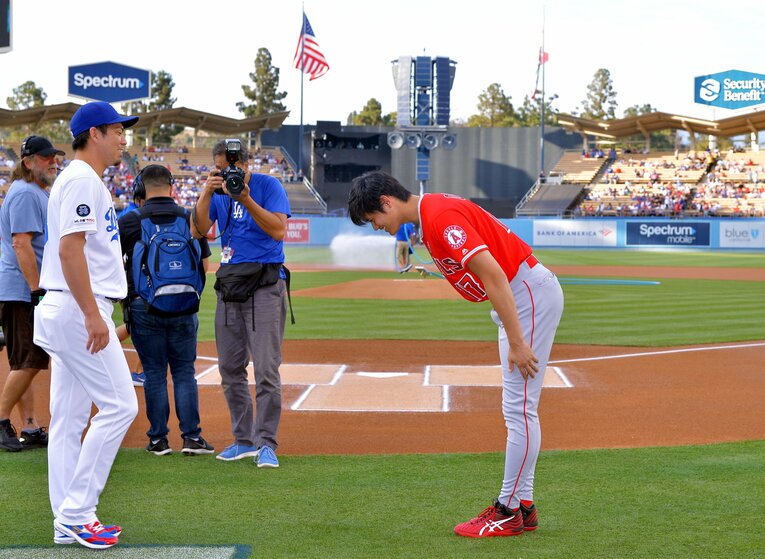 大谷が先輩・マエケンにしっかりお辞儀　©JIJI PRESS