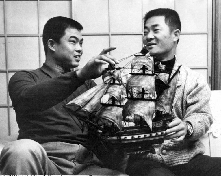 東映・尾崎行雄（左）に同僚の張本勲が「これはヨーロッパ旅行で買ってきたものだ」と帆船の模型を見せる（1967年撮影）　©Sankei Shibun