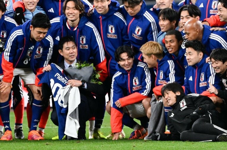 ボリビア戦後、森保監督の100試合を祝う撮影。記念の「100番」ユニフォームを手渡したのは南野だった　©Asami Enomoto