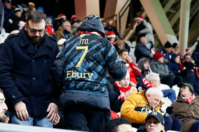 分厚いダウンの上にiTOユニを纏ったサポーター