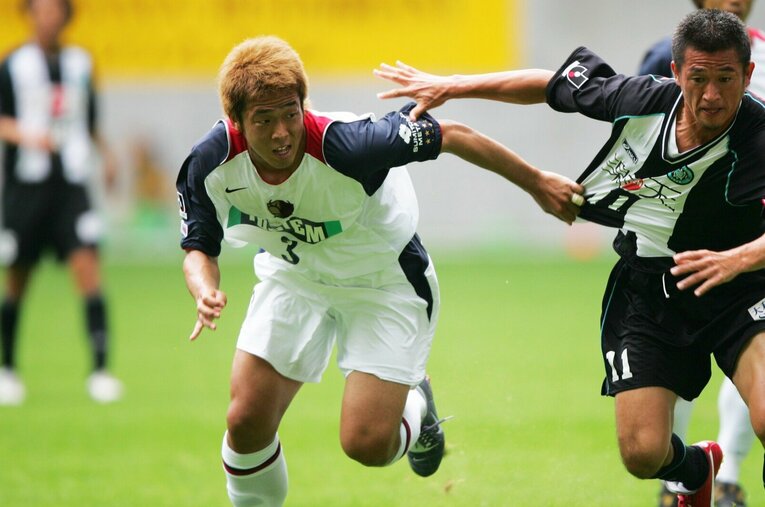 2004年ナビスコカップ、鹿島の金古聖司は当時ヴィッセル神戸のカズとマッチアップする…写真はまだまだ続きます　©J.LEAGUE