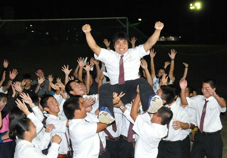 西武に指名を受け、胴上げされる平良　©︎Okinawa Times/KYODO