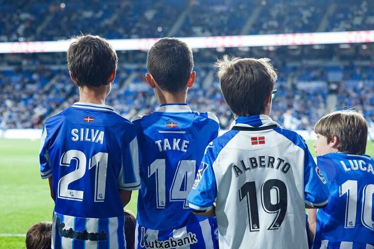 「久保建英がスペイン紙の一面に！」子供サポ「タケが決めるよ」予言通りマドリーを圧倒“ソシエダの熱狂”は翌日も…カメラマンは見た(7)