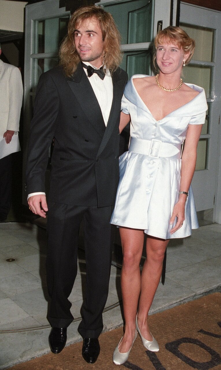 92年ウィンブルドン優勝パーティーでグラフをエスコートするアガシ。念願の男女チャンピオンによるダンスタイムは中止になってしまった　©Getty Images